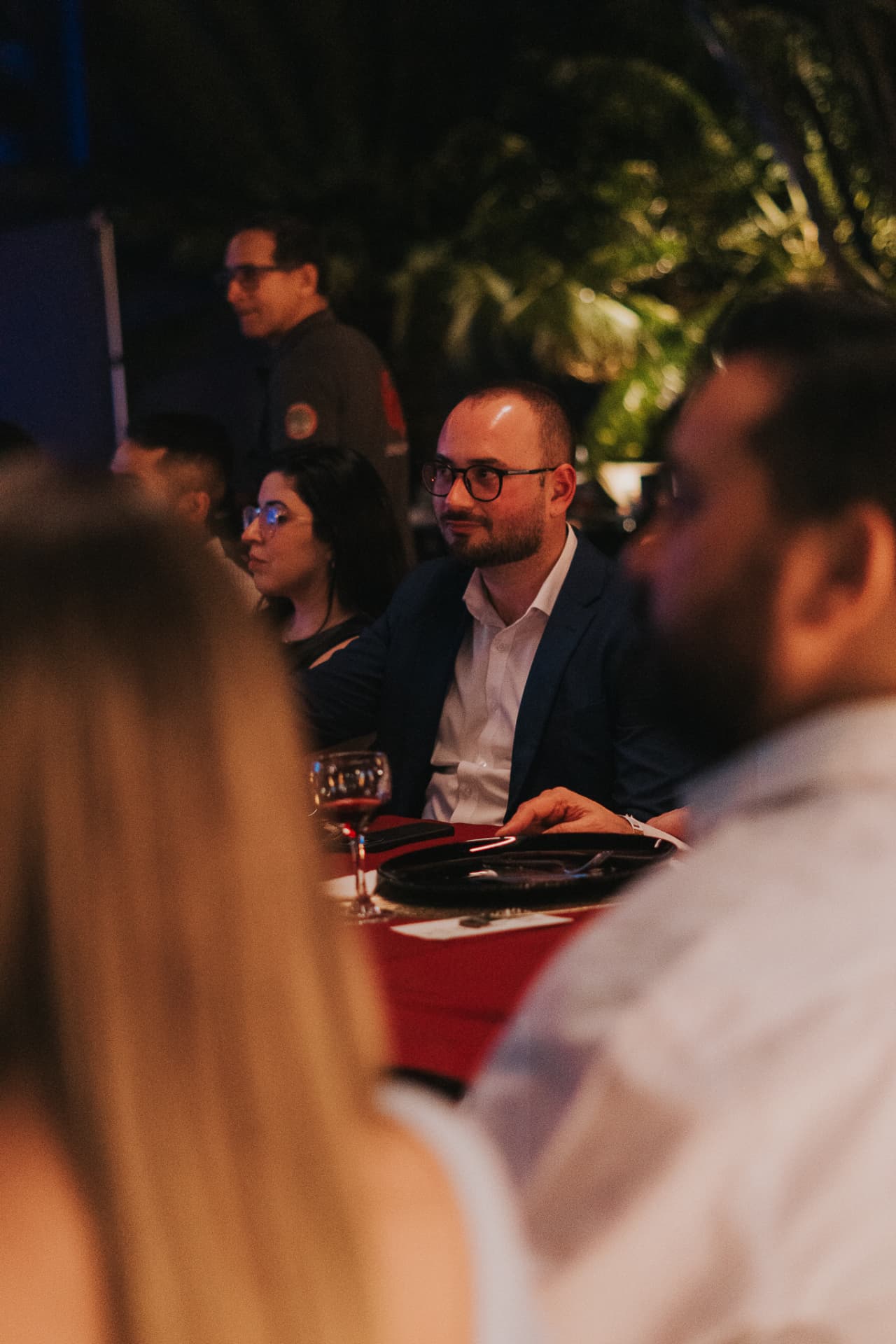 Convidado à mesa iluminada por velas durante um jantar do Prime Club
